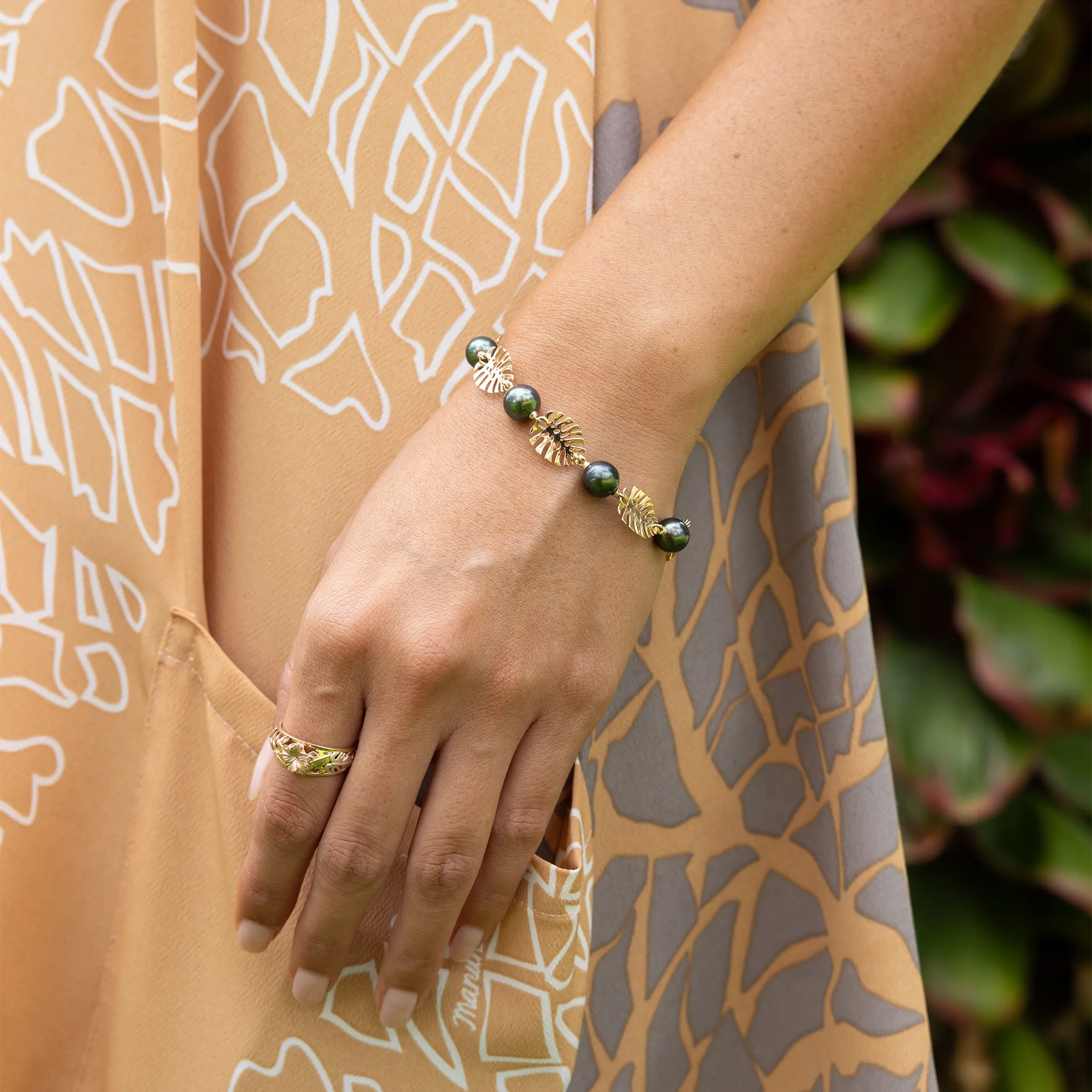 7.5-8.5" Adjustable Monstera Tahitian Black Pearl Bracelet in Gold - 8-9mm