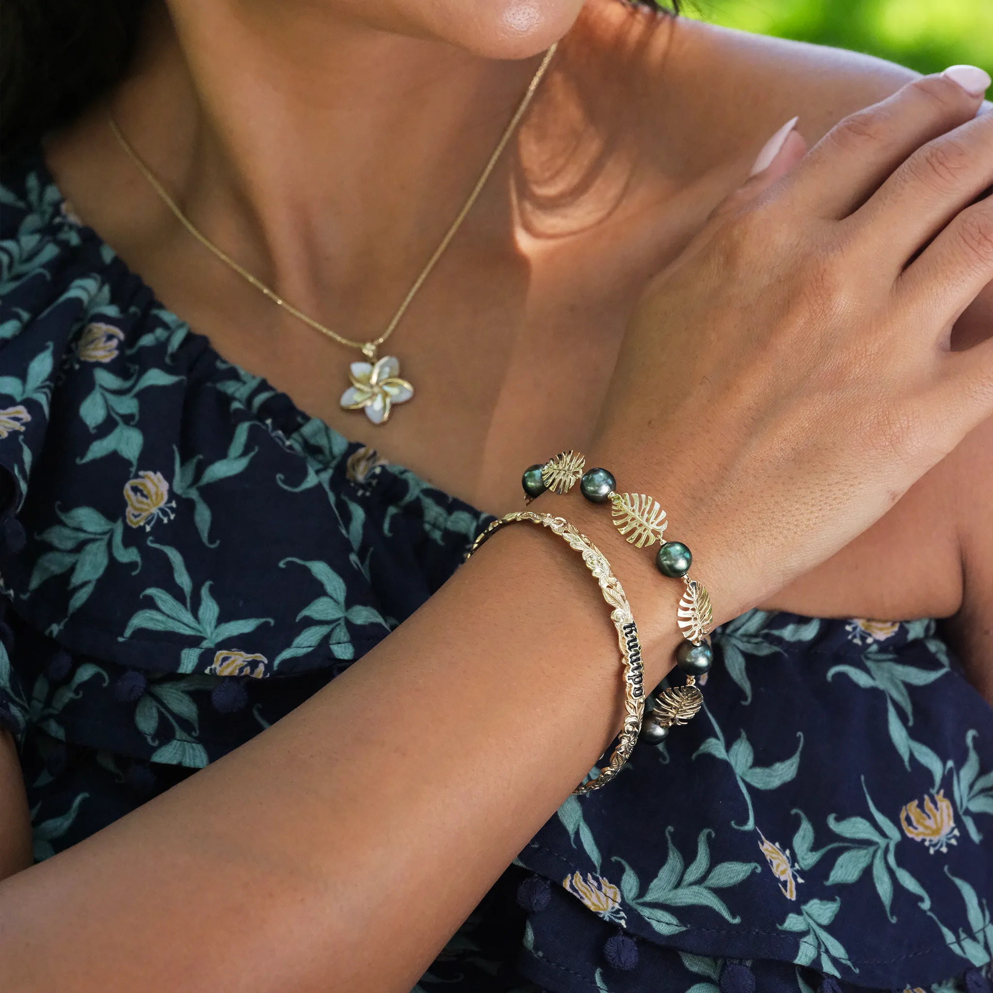 7.5-8.5" Adjustable Monstera Tahitian Black Pearl Bracelet in Gold - 8-9mm