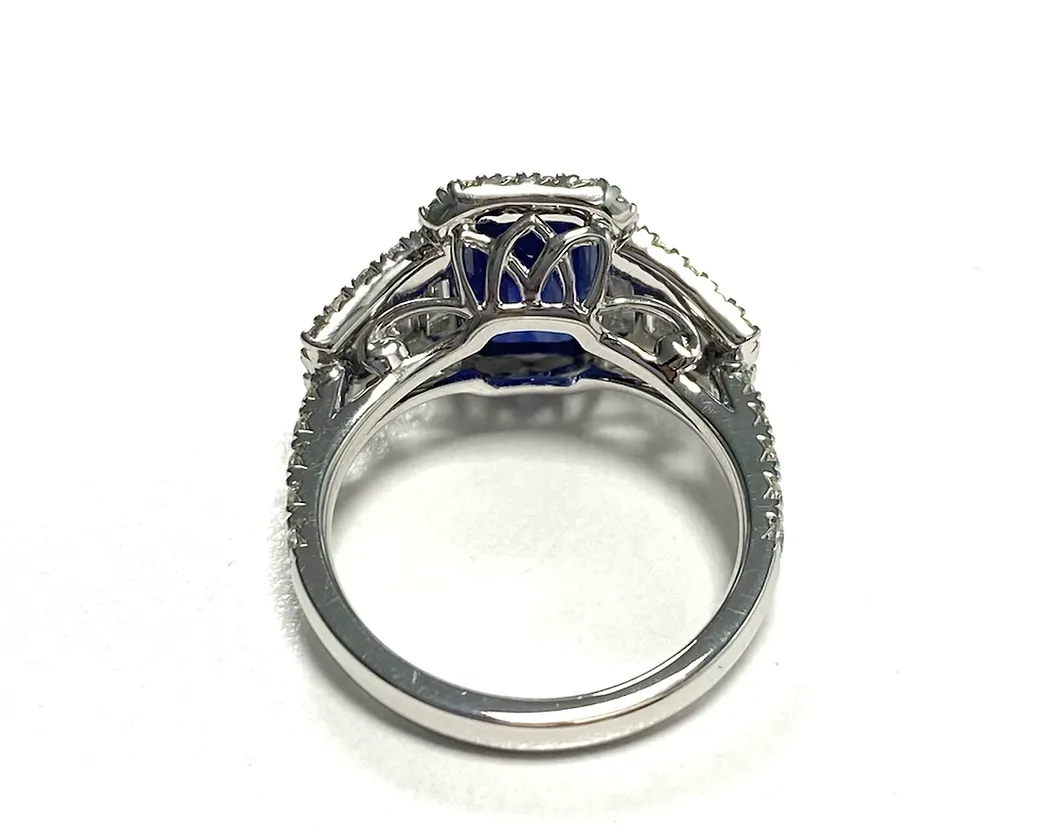 Ceylon Sapphire Emeraldcut Ring 3.57 cts