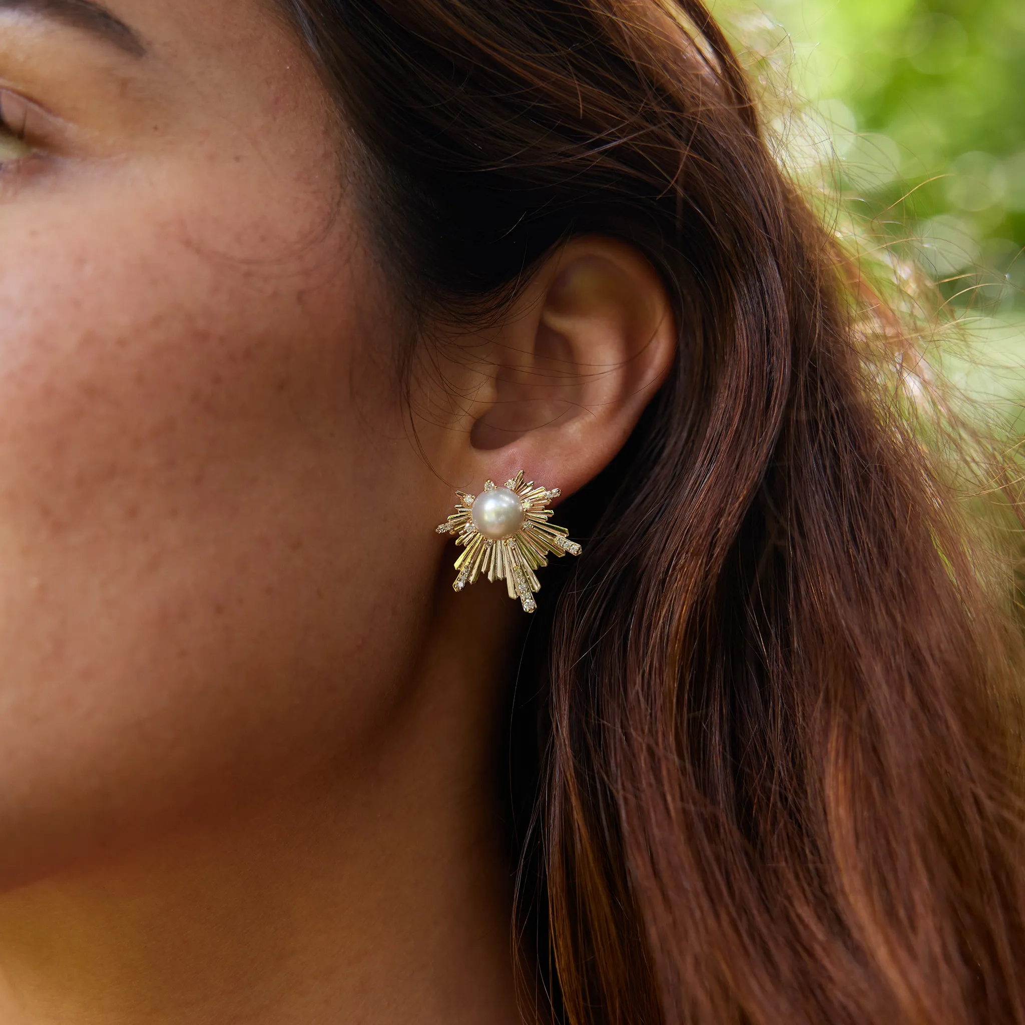 E Ho???la Akoya White Pearl Earrings in Gold with Diamonds - 23mm
