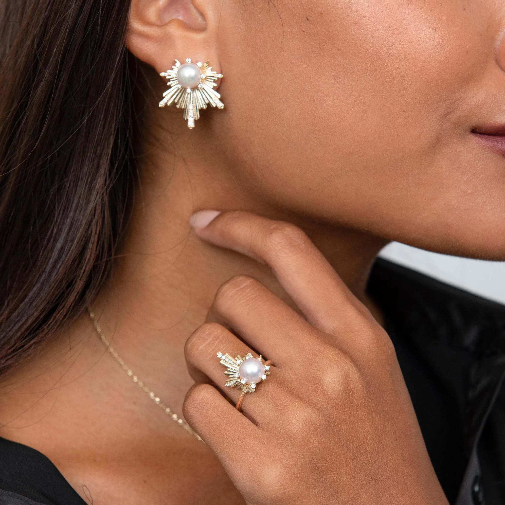 E Ho???la Akoya White Pearl Earrings in Gold with Diamonds - 23mm