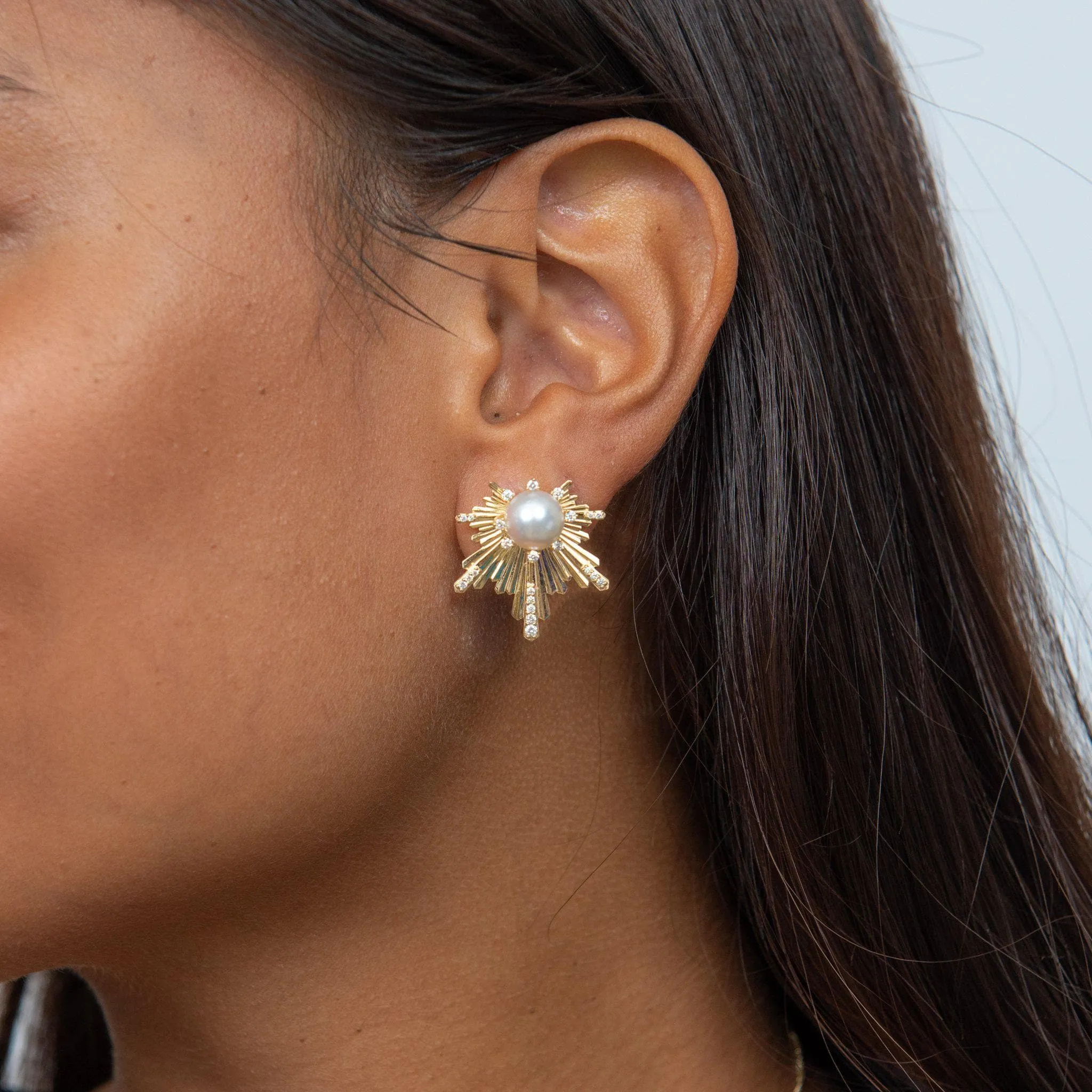 E Ho???la Akoya White Pearl Earrings in Gold with Diamonds - 23mm