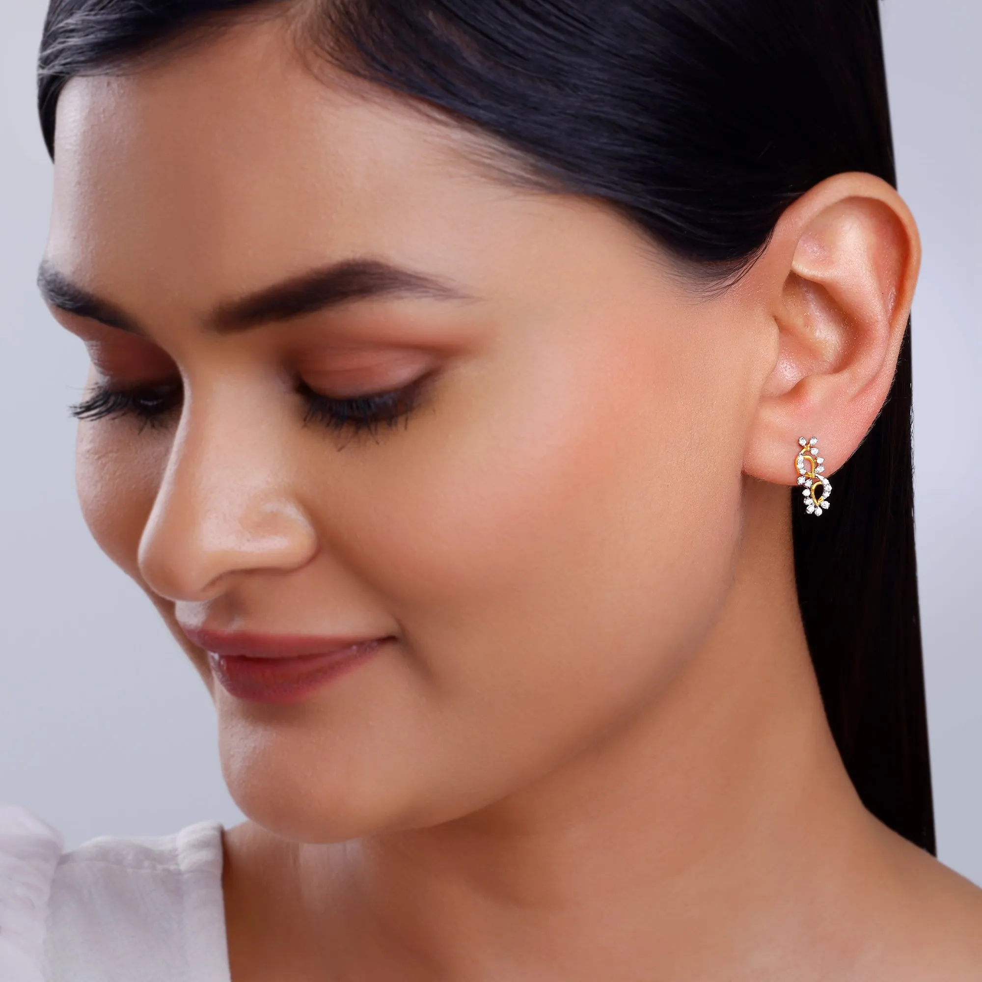Gold Twinkling Twine Diamond Earrings