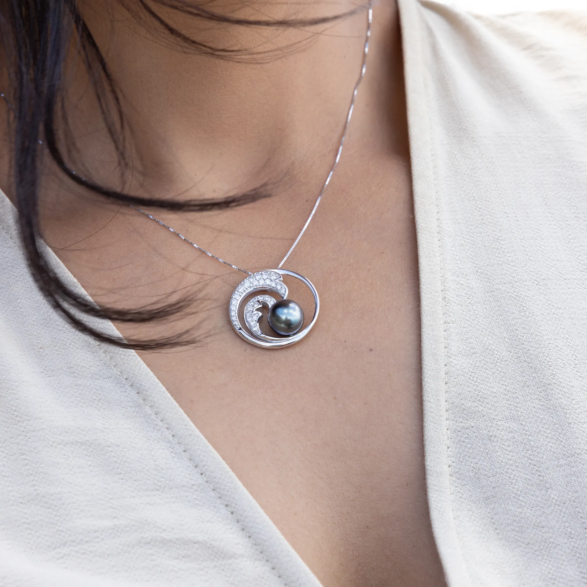 Nalu Tahitian Black Pearl Pendant in White Gold with Diamonds - 24mm