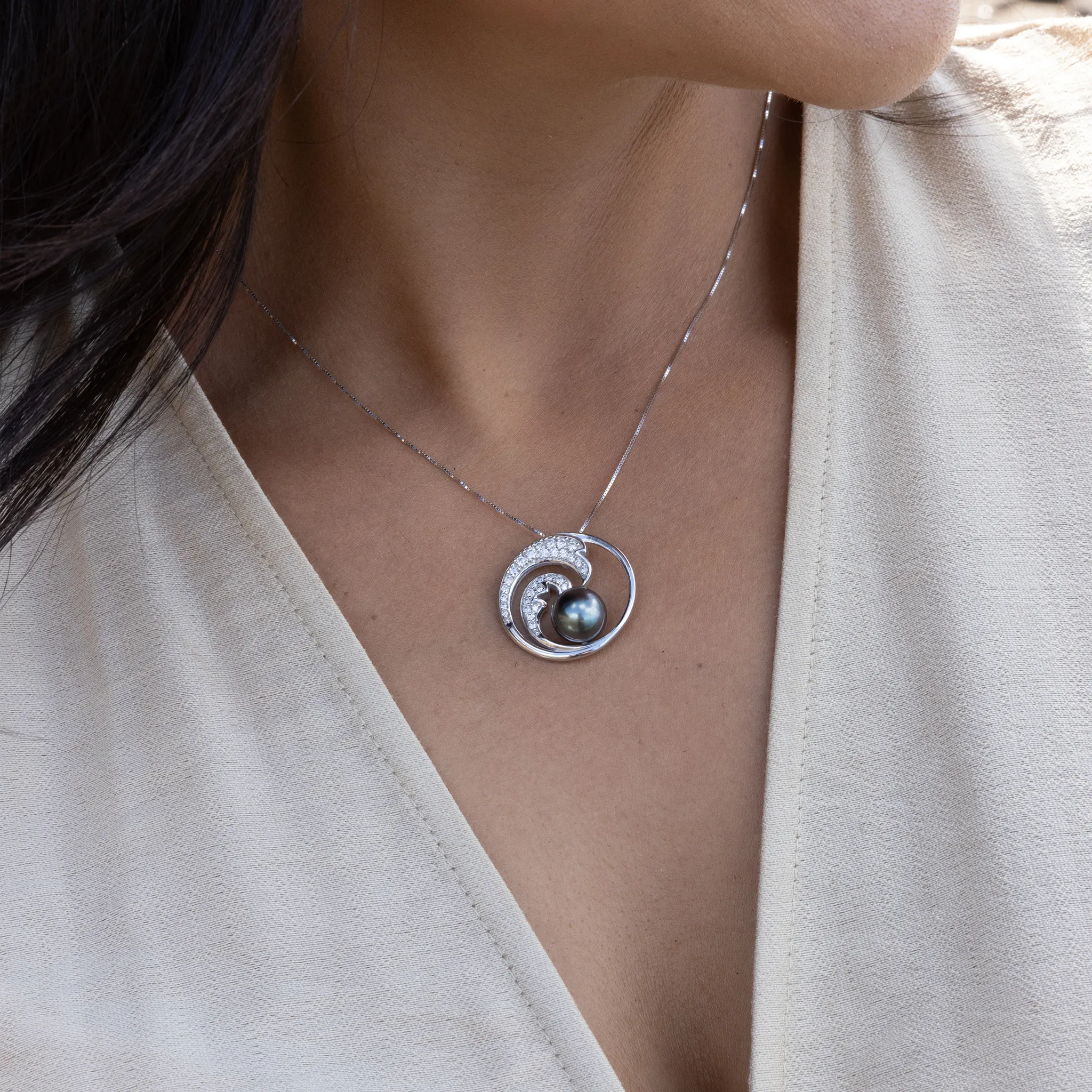 Nalu Tahitian Black Pearl Pendant in White Gold with Diamonds - 24mm