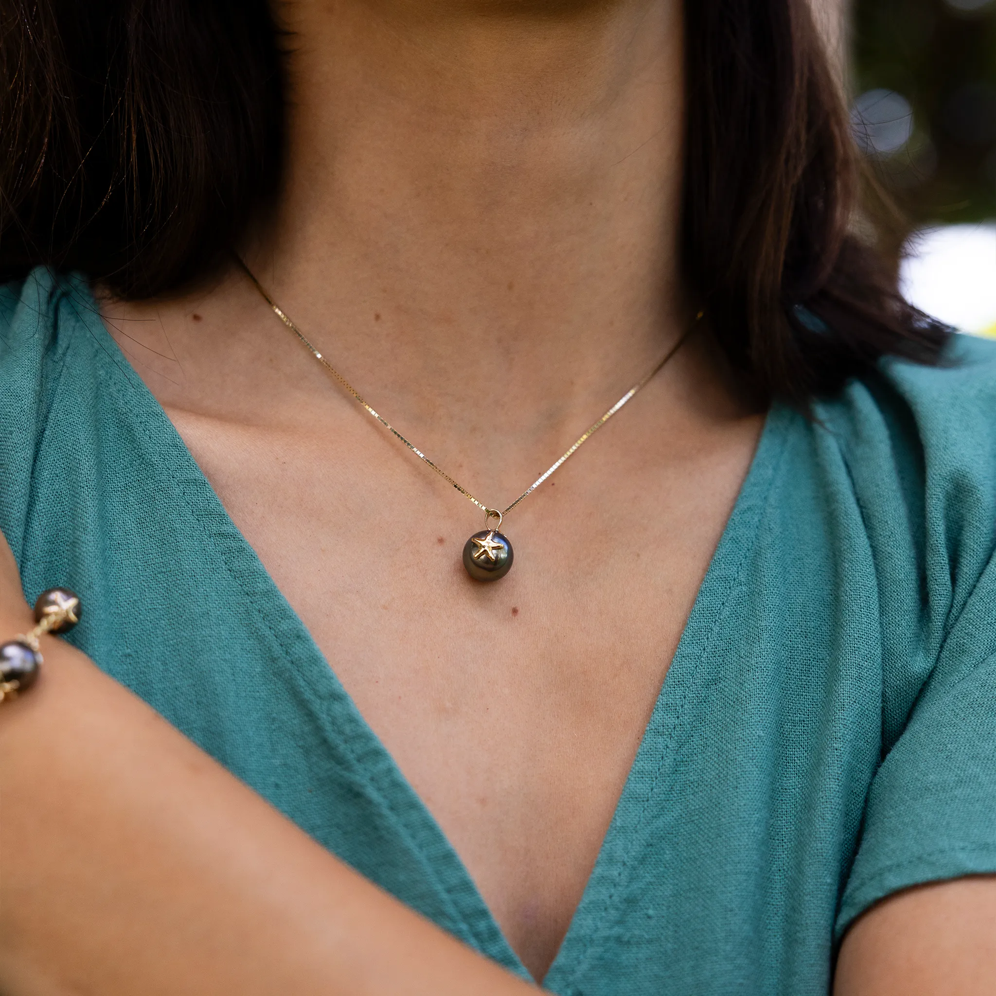 Reefs Starfish Tahitian Black Pearl Pendant in Gold - 12-13mm