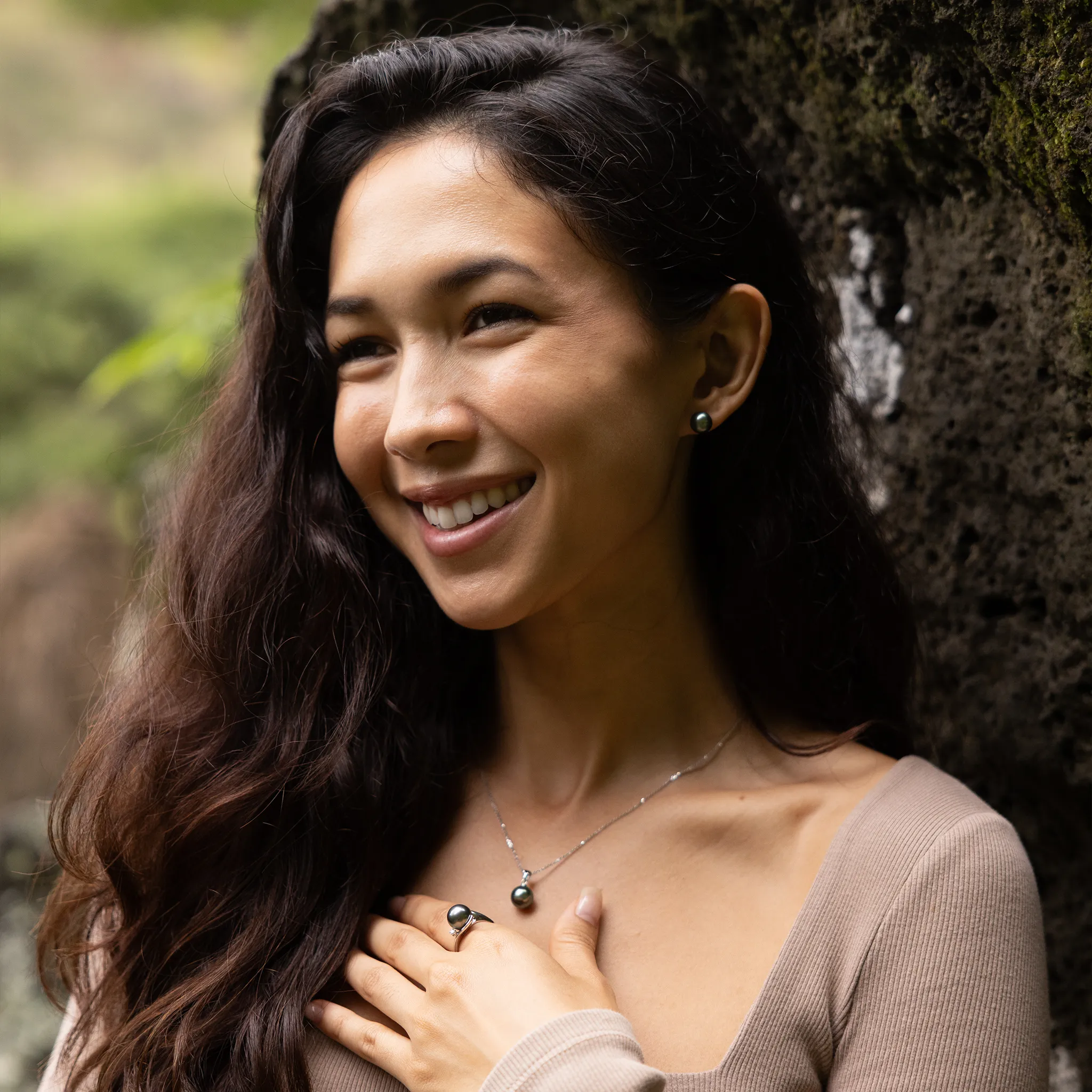 Tahitian Black Pearl Earrings in Gold - 8-9mm